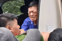 Xem Hưng “kính” trùm bảo kê chợ Long Biên mếu máo tại tòa