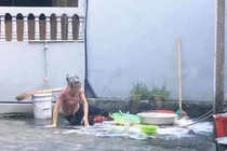 Youtuber bị ném đá vì clip đổ 200 quả trứng lên đầu mẹ 