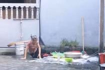 Youtuber bị ném đá vì clip đổ 200 quả trứng lên đầu mẹ 