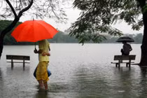 Những khoảnh khắc ngập lụt kinh điển ở Hà Nội và TP HCM