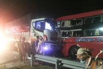 Xe khách đối đầu ôtô tải, một người chết, 12 người bị thương