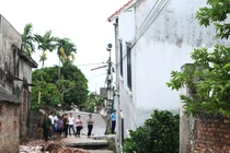 Hố tử thần "nuốt" ngôi nhà 2 tầng tại Hà Nội: Di dời 3 hộ dân