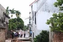 Hố tử thần "nuốt" ngôi nhà 2 tầng tại Hà Nội: Di dời 3 hộ dân