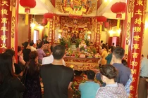 Dân Thủ đô đổ về Phủ Tây Hồ cúng lễ Vu Lan