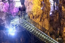 Vào hàng động, du khách thản nhiên làm hành động này gây phẫn nộ 