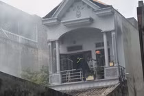 Hà Nam: Nhà dân bốc cháy dữ dội bên quốc lộ 1A