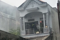 Hà Nam: Nhà dân bốc cháy dữ dội bên quốc lộ 1A