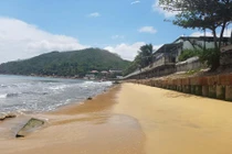 Bãi đá lô nhô 30 năm chưa từng có bỗng mất tích ở bãi biển 