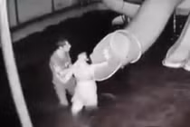 Chồng nhẫn tâm dìm vợ xuống hồ nước có thể bị truy cứu tội gì?