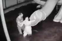 Chồng nhẫn tâm dìm vợ xuống hồ nước có thể bị truy cứu tội gì?