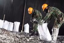 Tiếp tục 'giải phóng mặt bằng' để tẩy độc sau vụ cháy Rạng Đông