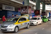 Nhân viên sân bay Nội Bài bị lái xe taxi cầm dao dọa đâm