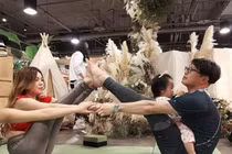 Cho con ăn trên tàu, mẹ trẻ "nóng bỏng" khiến dân mạng “sôi sục”