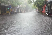 Hà Nội mưa to: Nhiều tuyến đường chìm trong biển nước