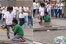 Thanh niên quỳ gối, ôm chặt chân xin lỗi bạn gái gây xôn xao dân mạng 