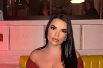 Tốt nghiệp ngành luật, nữ sinh nóng bỏng “quay xe” làm mẫu kiếm tiền tỷ