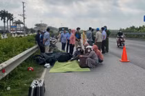 Container va chạm xe máy trên QL5, hai cha con thương vong