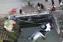 Xe ô tô lao mương 7 người chết: Tài xế đột ngột đánh lái