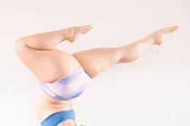 Bộ ảnh tập yoga gây sốt của cô gái béo