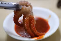 Món bạch tuộc sống Hàn Quốc khiến du khách sợ xanh mặt