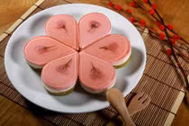 Món ăn độc đáo làm từ cánh hoa anh đào