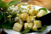 Thoang thoảng hương hoa bưởi trong thú ăn chơi tháng Ba