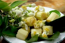 Thoang thoảng hương hoa bưởi trong thú ăn chơi tháng Ba