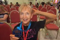 Ngưỡng mộ cụ già 70 tuổi có cơ bắp cuồn cuộn 