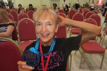 Ngưỡng mộ cụ già 70 tuổi có cơ bắp cuồn cuộn 