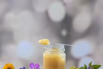 10 lợi ích sức khỏe ít được biết đến của sữa ong chúa