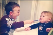 Trẻ đi ăn hiệu nghịch tanh bành dân mạng lắc đầu ngao ngán