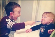 Trẻ đi ăn hiệu nghịch tanh bành dân mạng lắc đầu ngao ngán