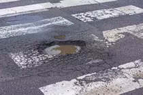 Người đàn ông thoát chết ngoạn mục nhờ... ổ gà