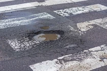 Người đàn ông thoát chết ngoạn mục nhờ... ổ gà