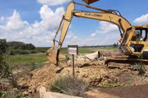 Khai quật khu vực xả thải công ty AB Mauri, chưa phát hiện ống ngầm