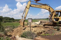 Khai quật khu vực xả thải công ty AB Mauri, chưa phát hiện ống ngầm