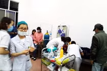 Hơn 130 người nhập viện nghi ngộ độc thực phẩm tiệc cưới