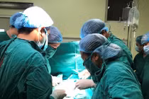 20 y bác sĩ khóc sau ca mổ lấy thai cho sản phụ ung thư giai đoạn cuối