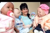 Xót xa người mẹ vô sinh xem búp bê là con ruột