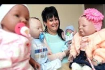 Xót xa người mẹ vô sinh xem búp bê là con ruột