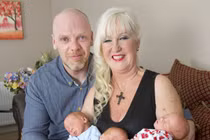 Kỷ lục bà mẹ 55 tuổi vẫn sinh 3 con kháu khỉnh