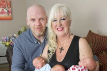 Kỷ lục bà mẹ 55 tuổi vẫn sinh 3 con kháu khỉnh