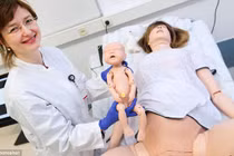 Cận cảnh quá trình đỡ đẻ cho robot y như thật