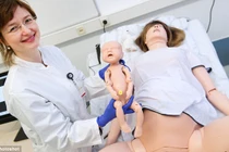 Cận cảnh quá trình đỡ đẻ cho robot y như thật