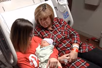 Hy hữu bà ngoại mang thai cháu gái ruột