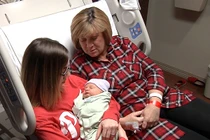 Hy hữu bà ngoại mang thai cháu gái ruột