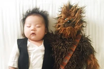 Chờ ngủ say, mẹ biến bé thành anh hùng siêu yêu