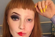 Hình trang điểm nửa mặt gây tranh cãi của cô gái trẻ