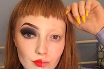 Hình trang điểm nửa mặt gây tranh cãi của cô gái trẻ