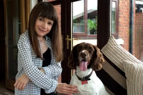 Thương tâm cô gái mắc chứng bệnh xương hóa đá kỳ lạ